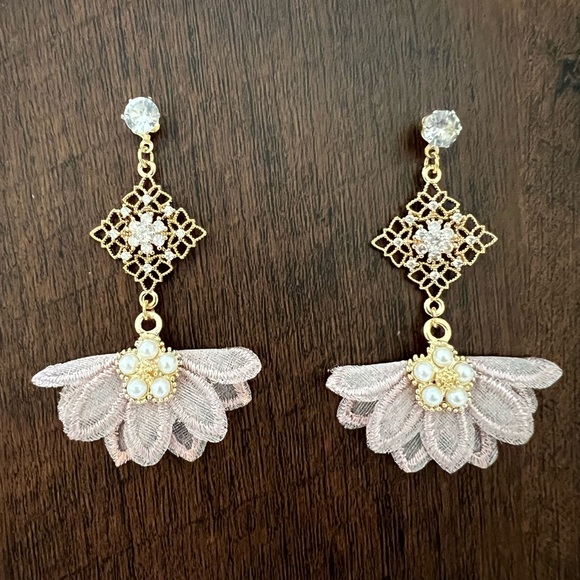 Elegant Flirty Flower-Inspired Dangle Earrings- Mixed Material Stylish Feminine - Picture 8 of 11